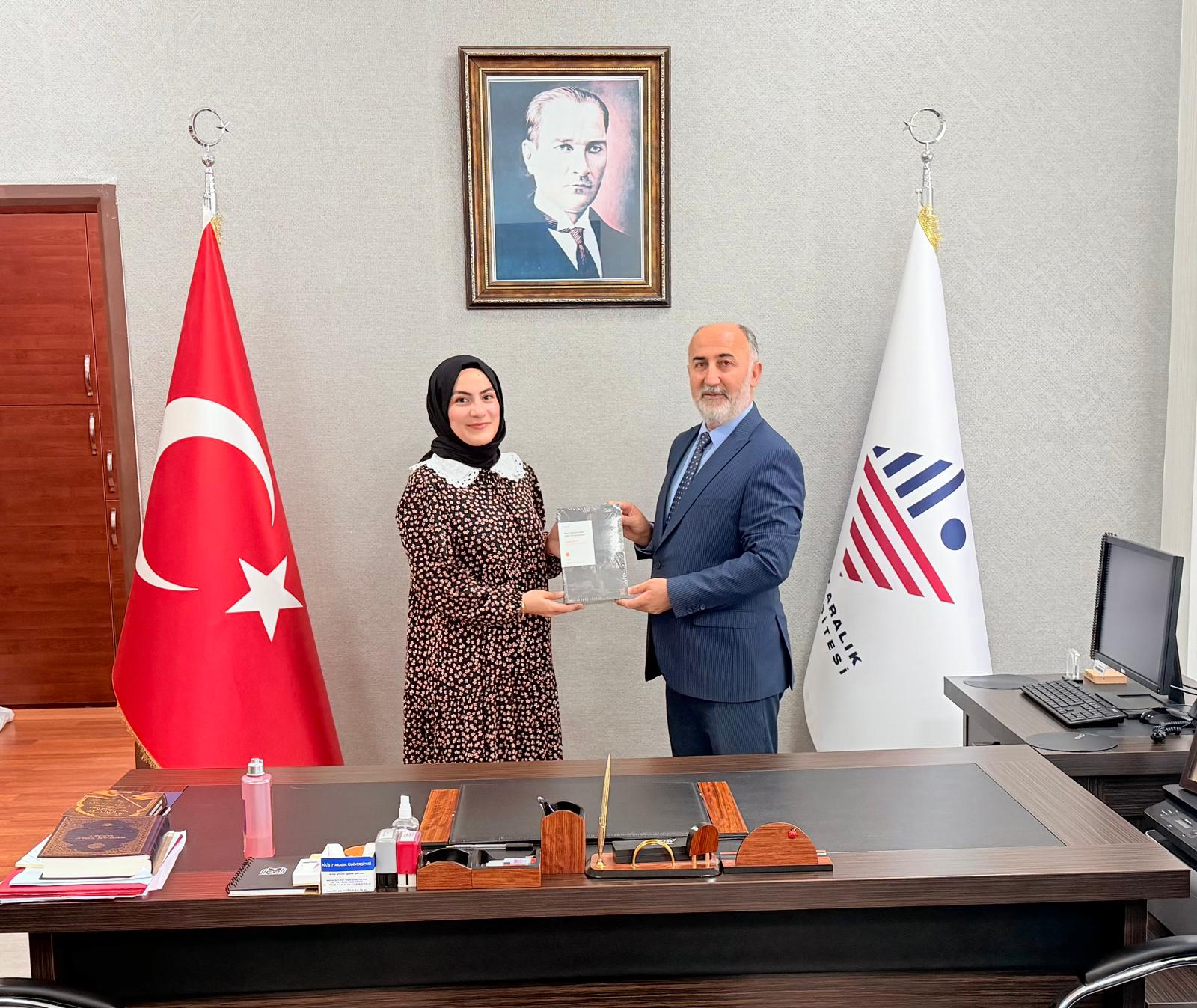 Fakültemiz Araştırma Görevlisi Feyza Çelik, Editörleri Arasında Yer Aldığı “Batı Literatüründe İslam Araştırmaları” Başlıklı Eseri Fakültemiz Dekanı Prof. Dr. Halil Aldemir’e Takdim Etti
